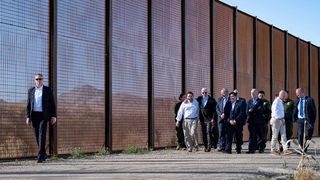 De Amerikaanse president Joe Biden loopt langs het grenshek tussen de VS en Mexico in El Paso